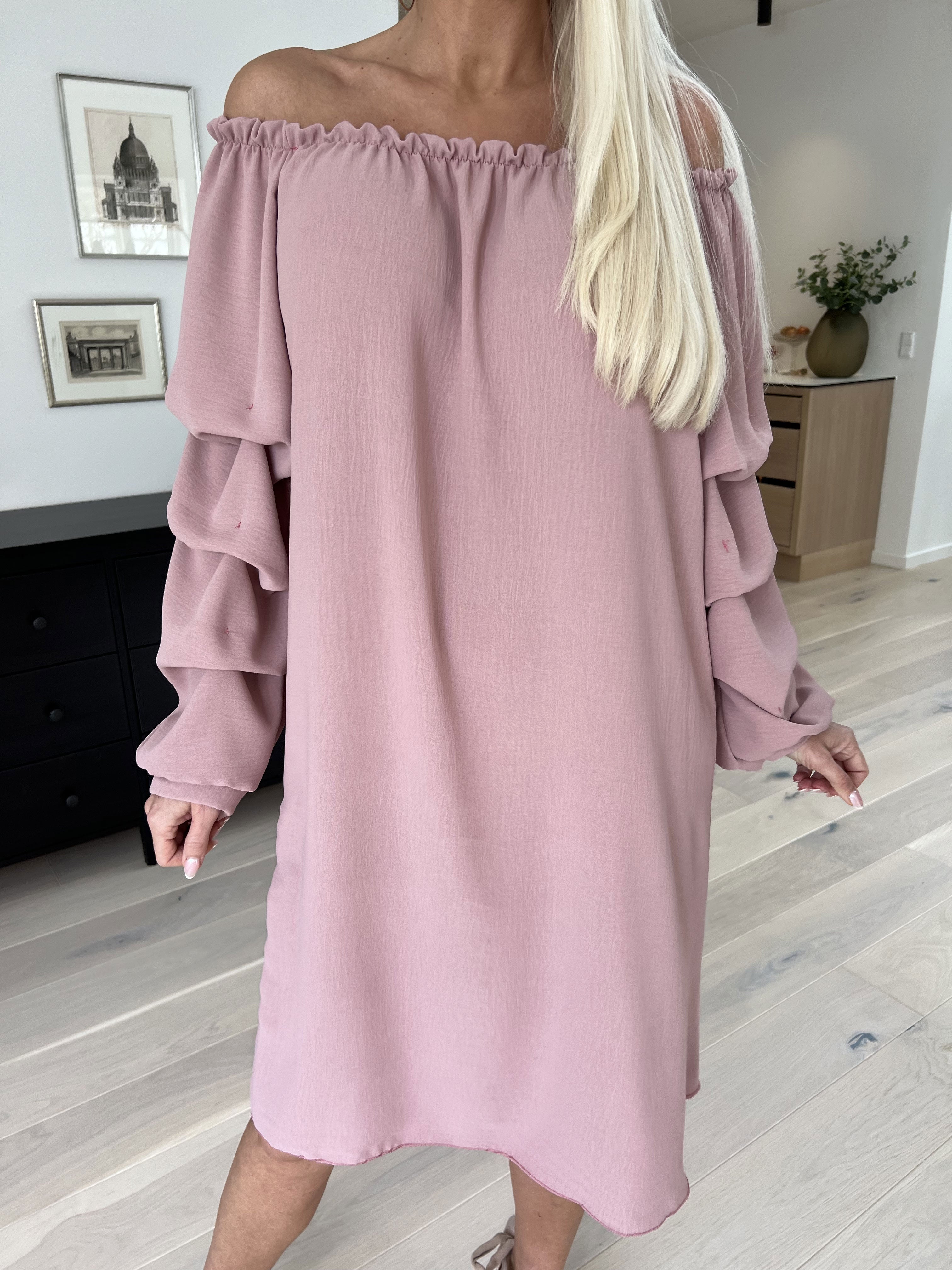 Joanna - Söt viskosklänning med rynkade ärmar